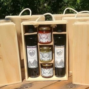 Al Pie De Los Andes - Caja Madera Grande Con Aceite De Oliva Y Aceto BalsÁmico De 500 Ml Y 3 Pastas De 180 Grs